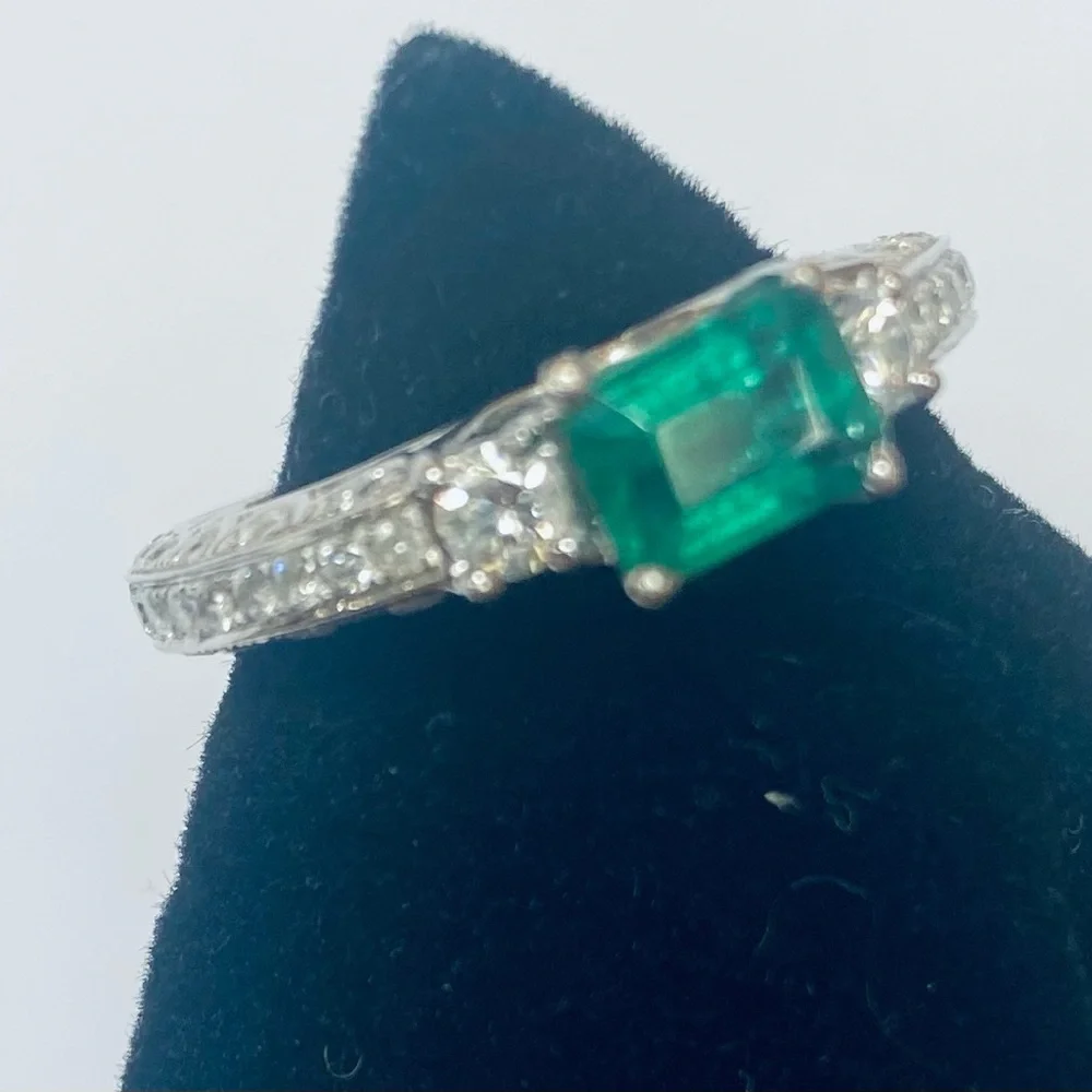 Orianne….Natural diamonds and natural emerald ring on 14ct white gold - Picture 4 of 13